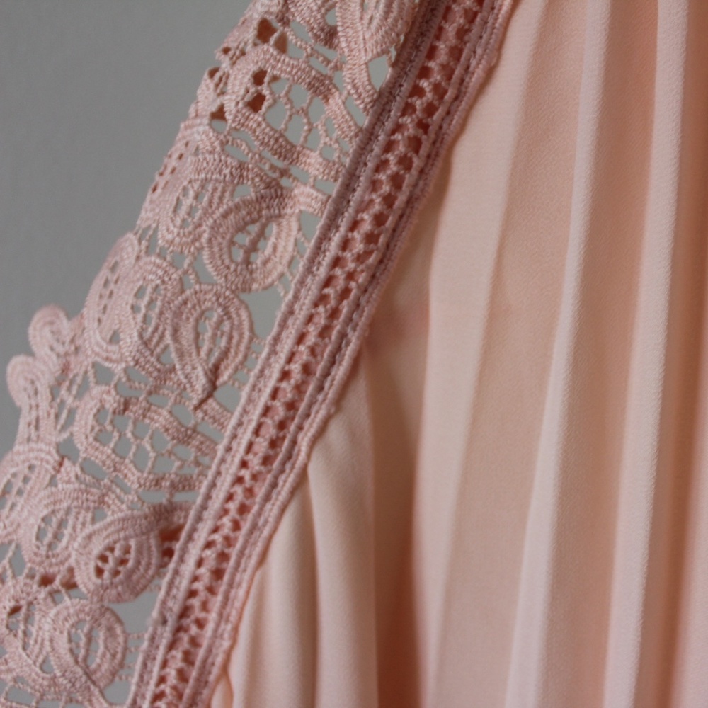 Lulu’s Peach Lace Pleated Halter Maxi Dress XS - Picture 3 of 9